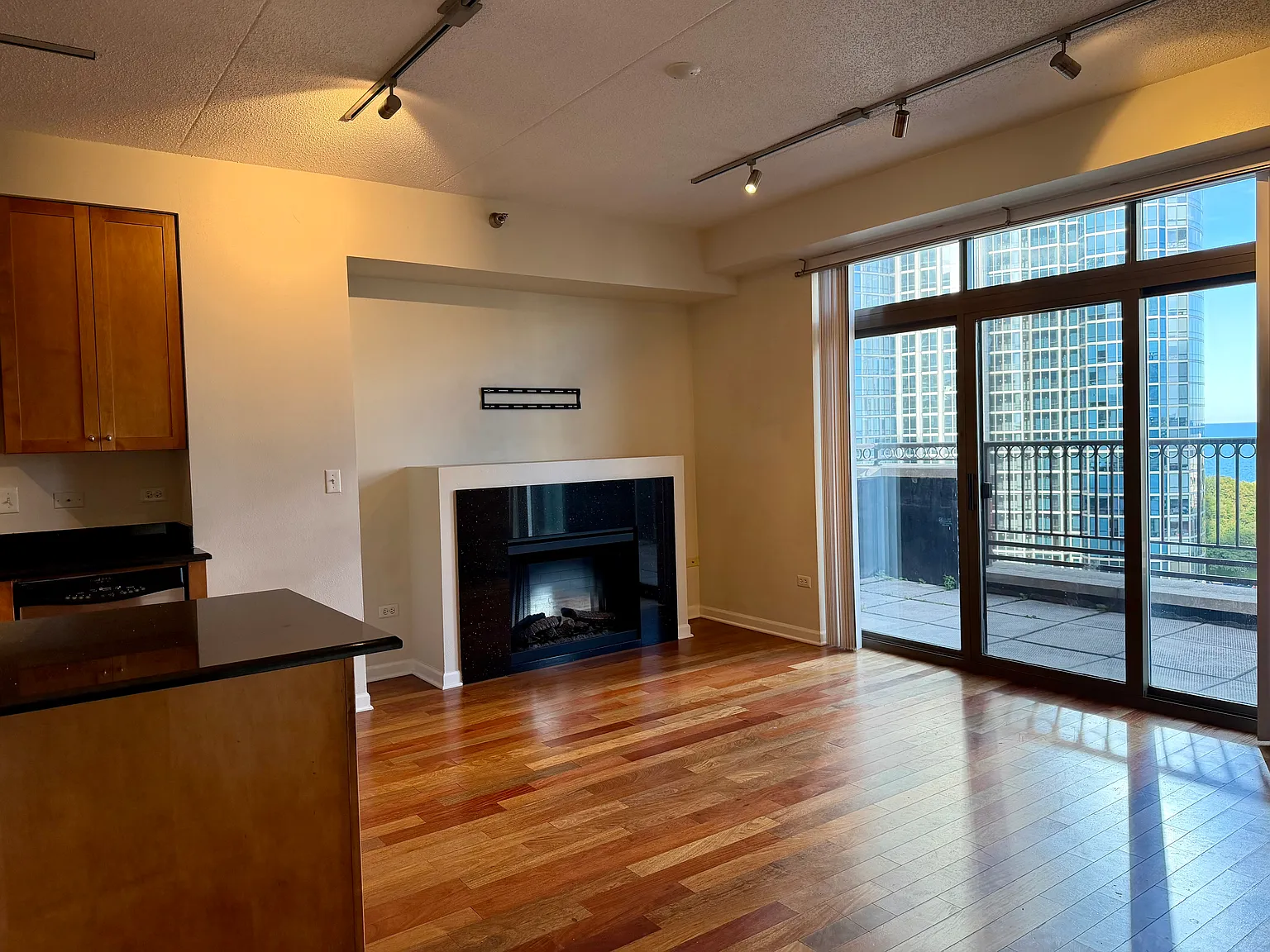 2 bed, 2.5 bath, 1400 sqft, $3,500 — Photo 3