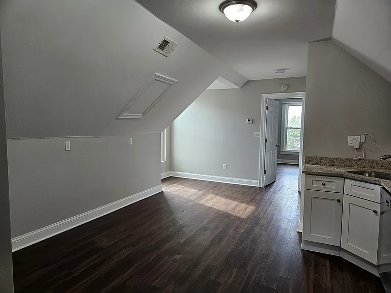 827 W 33rd Pl #4 — Photo 7