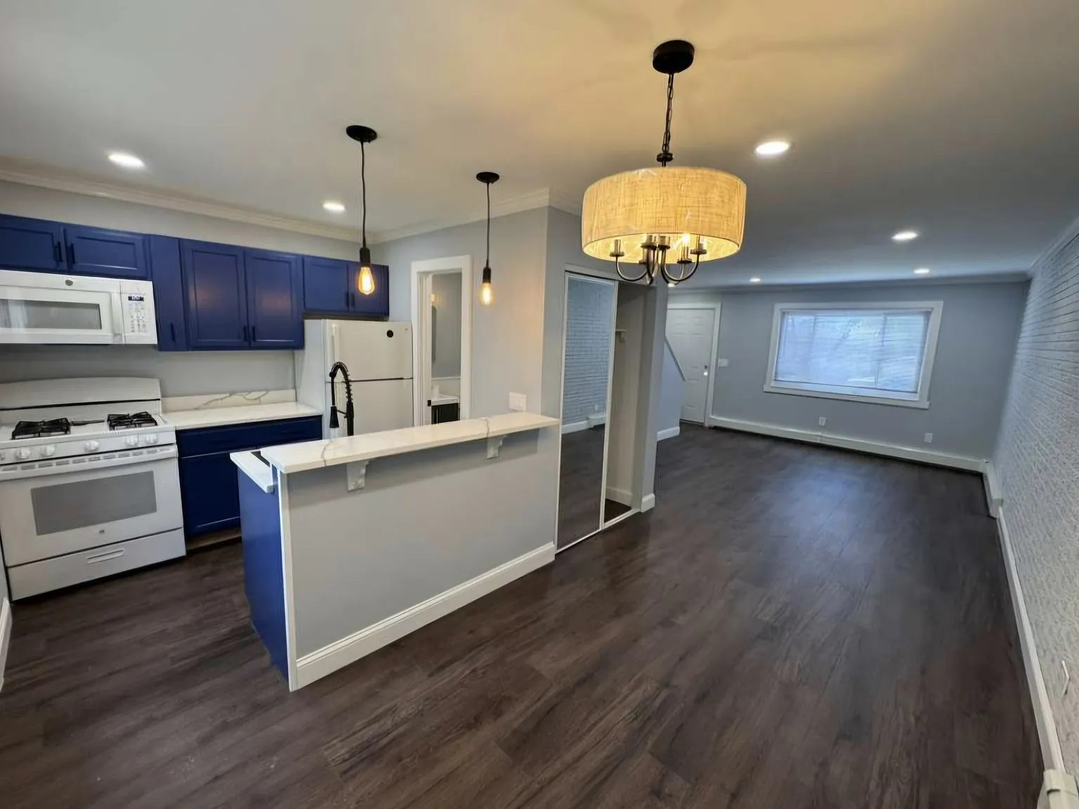 2 bed, 1.5 bath, 900 sqft, $1,895 — Photo 1