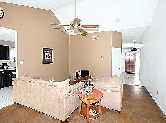 4th image of 6021 Hillglen Dr