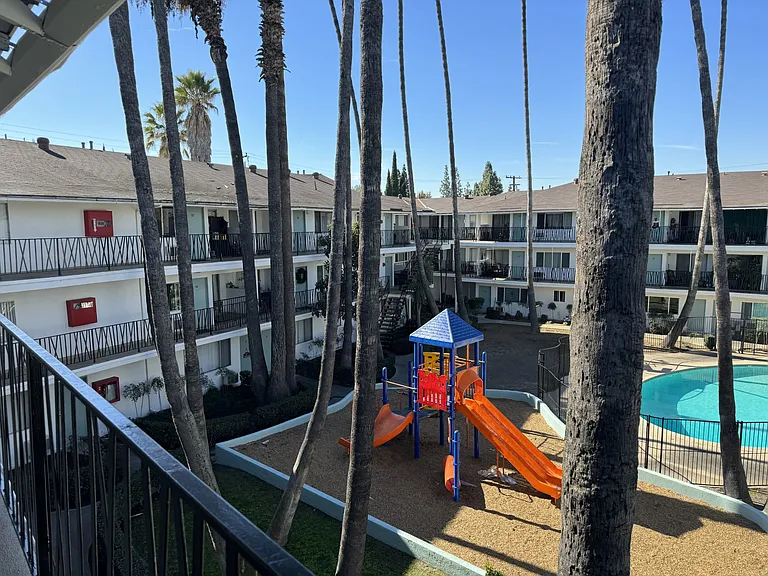 Oasis Apartments — Photo 6
