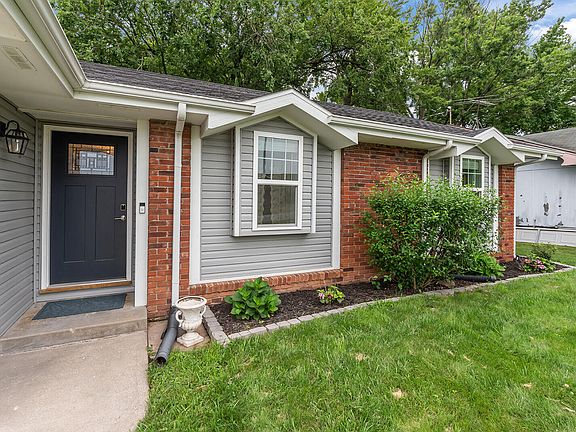 4th image of 1147 E Cambridge Street