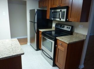 335 Springhill Dr APT 200, Roselle, IL 60172