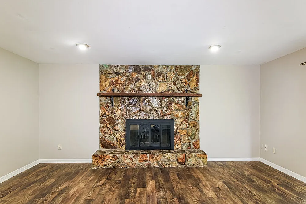 3 bed, 2.0 bath, 2010 sqft, $1,820 — Photo 3