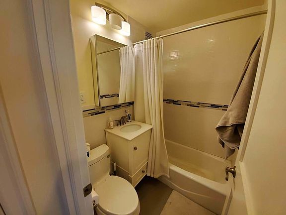 5th image of 21 W 74th St APT 5A
