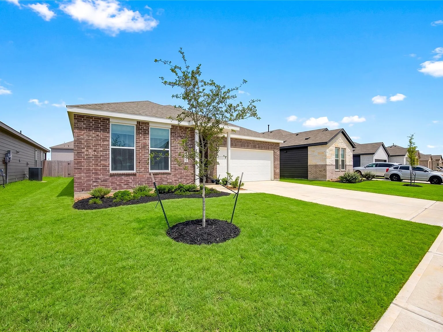 4 bed, 2.0 bath, 2014 sqft, $2,100 — Photo 4