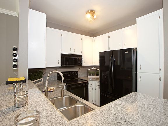 2nd image of 2220 Camino De La Reina Unit 105