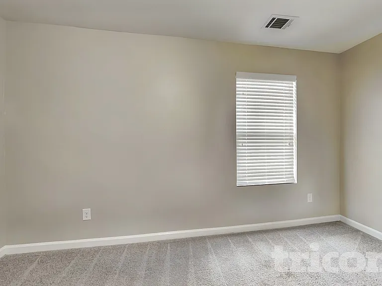 1042 Sutherland Dr — Photo 9