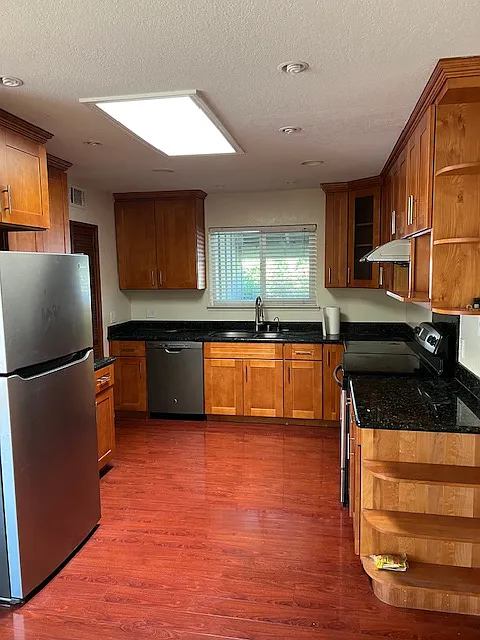 4 bed, 1511 sqft, $4,800 — Photo 3