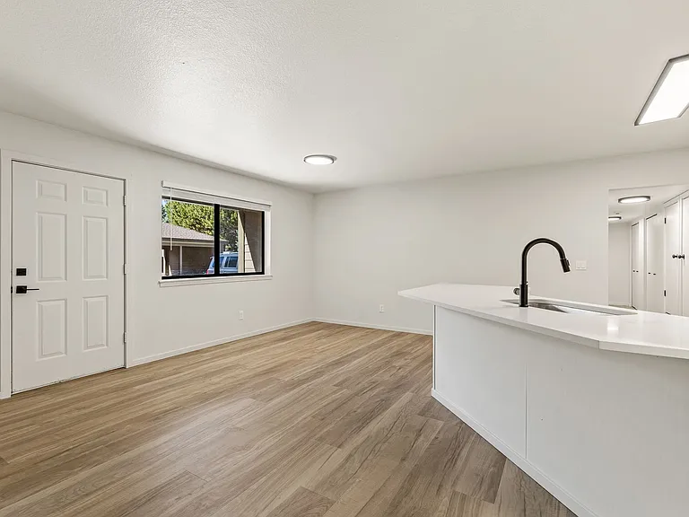 3325 E Lockett Rd — Photo 48