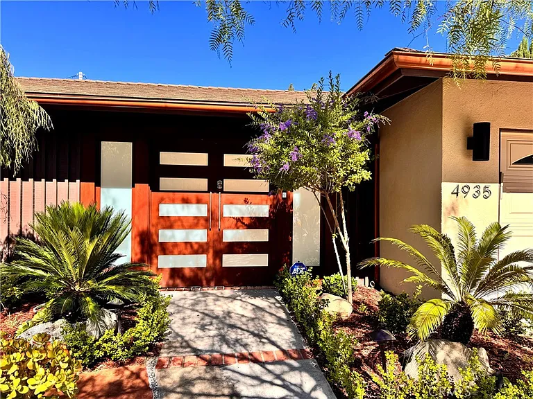 4935 Ocean View Blvd — Photo 2