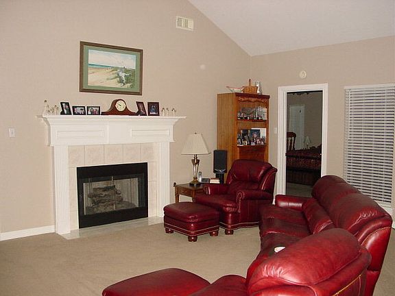 2nd image of 106 Silver Lace St