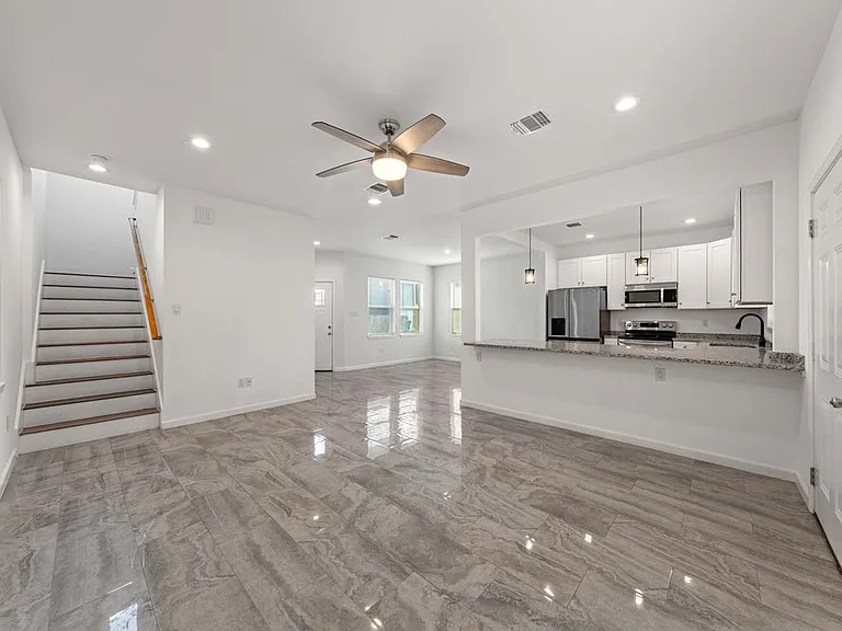 323 Gabriel St #101 — Photo 15
