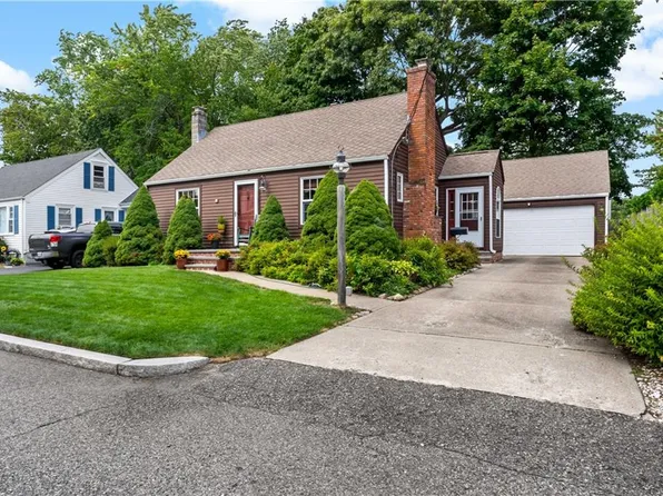 11 Pine Crest Dr, Riverside, RI 02915