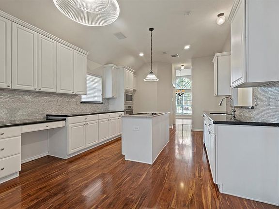 4th image of 405 Landwyck Ln