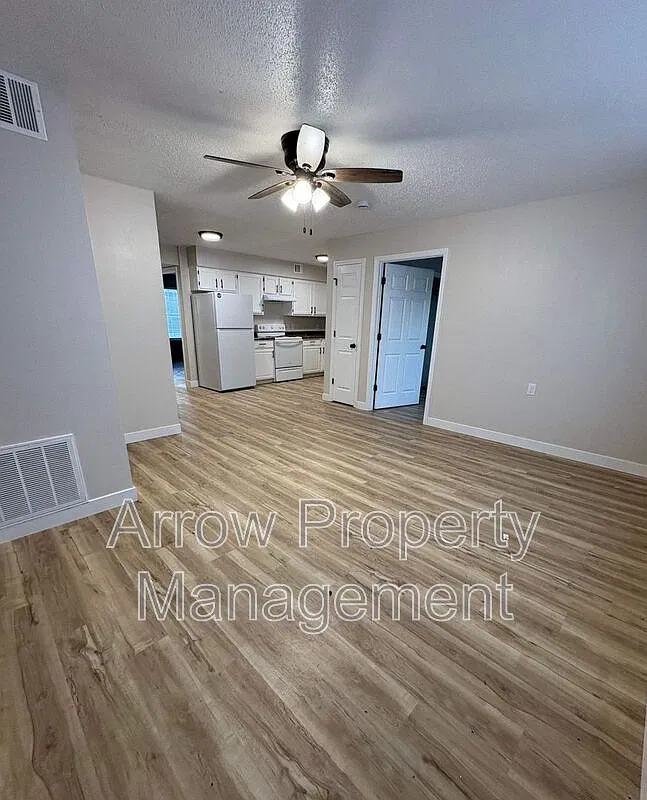 3 bed, 1.5 bath, $1,025 — Photo 2