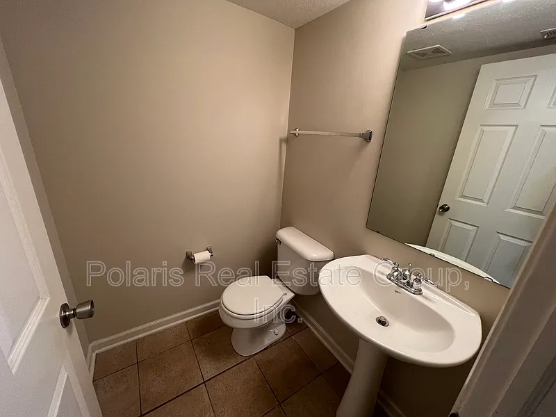 3 bed, 4.0 bath, 1900 sqft, $1,995 — Photo 4