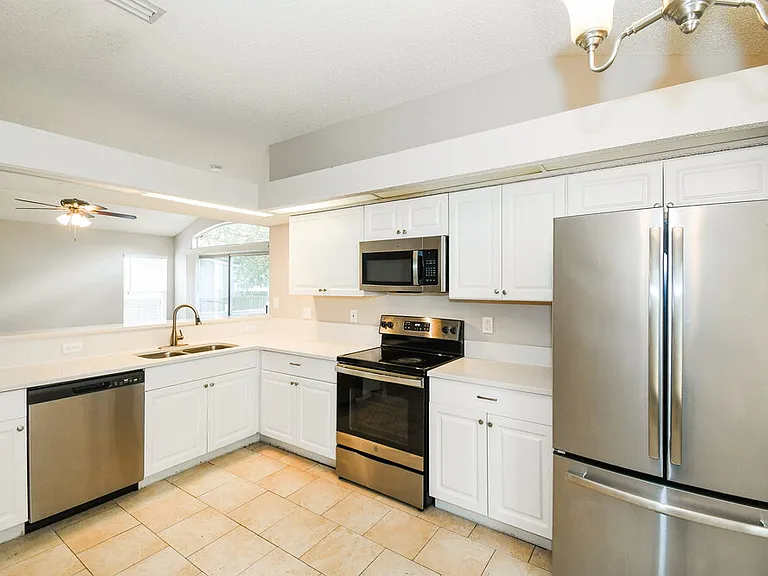 1126 E Brookwood Bluff Rd — Photo 6