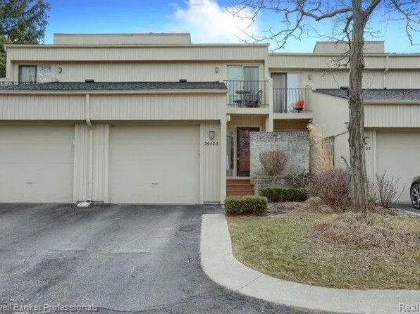 39423 Country Ln, Novi, MI 48375