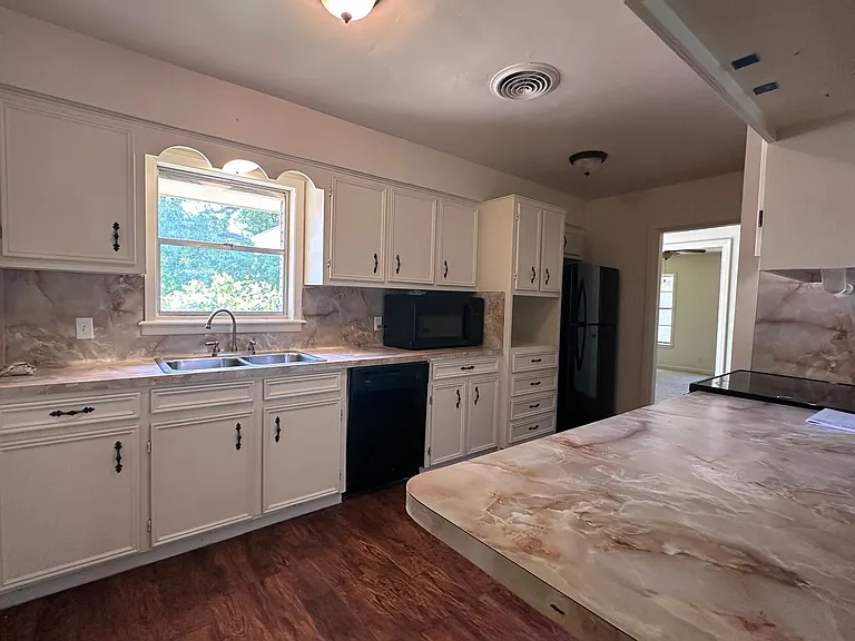 825 Crestview Dr — Photo 1