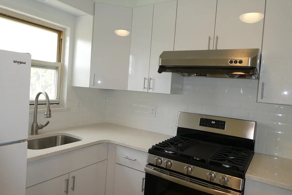 Building Photo - Laburnum Ave