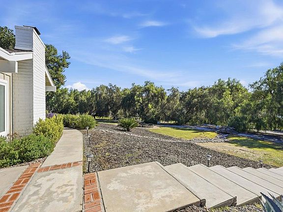 3rd image of 929 Pepper Tree Ln