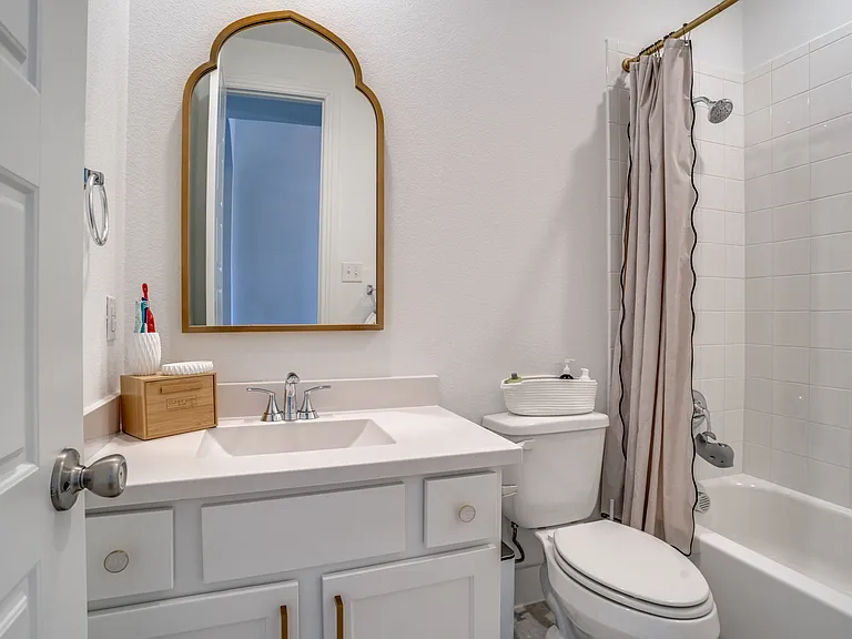 1308 Bluebonnet Ln — Photo 4