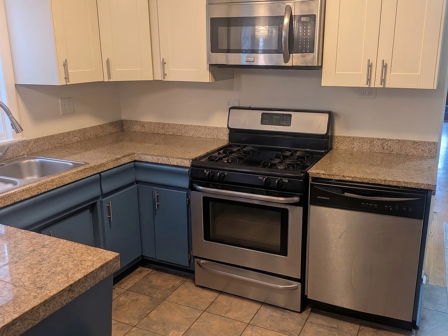 3 bed, 1.5 bath, $2,500 — Photo 3