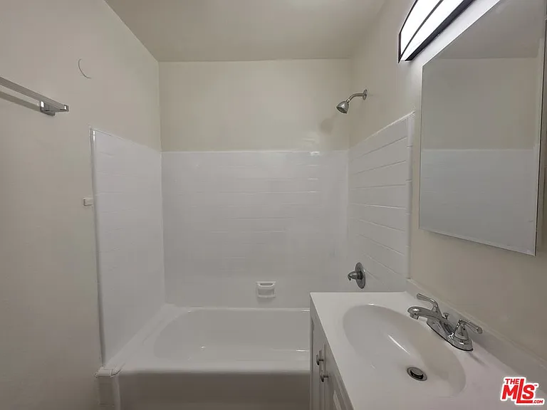 2400 Vanderbilt Ln #2400A — Photo 22