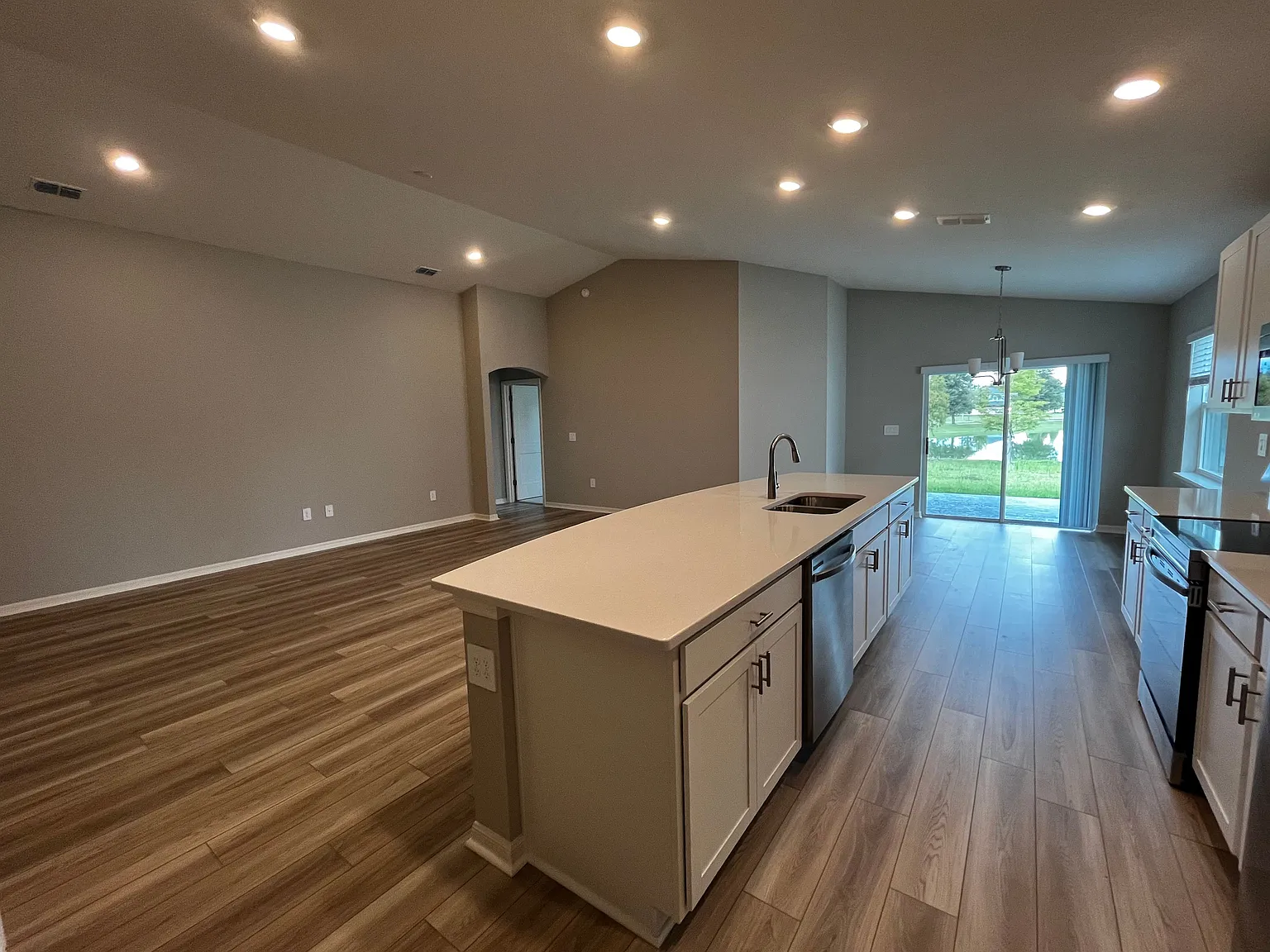 4 bed, 2.0 bath, 1819 sqft, $2,295 — Photo 4