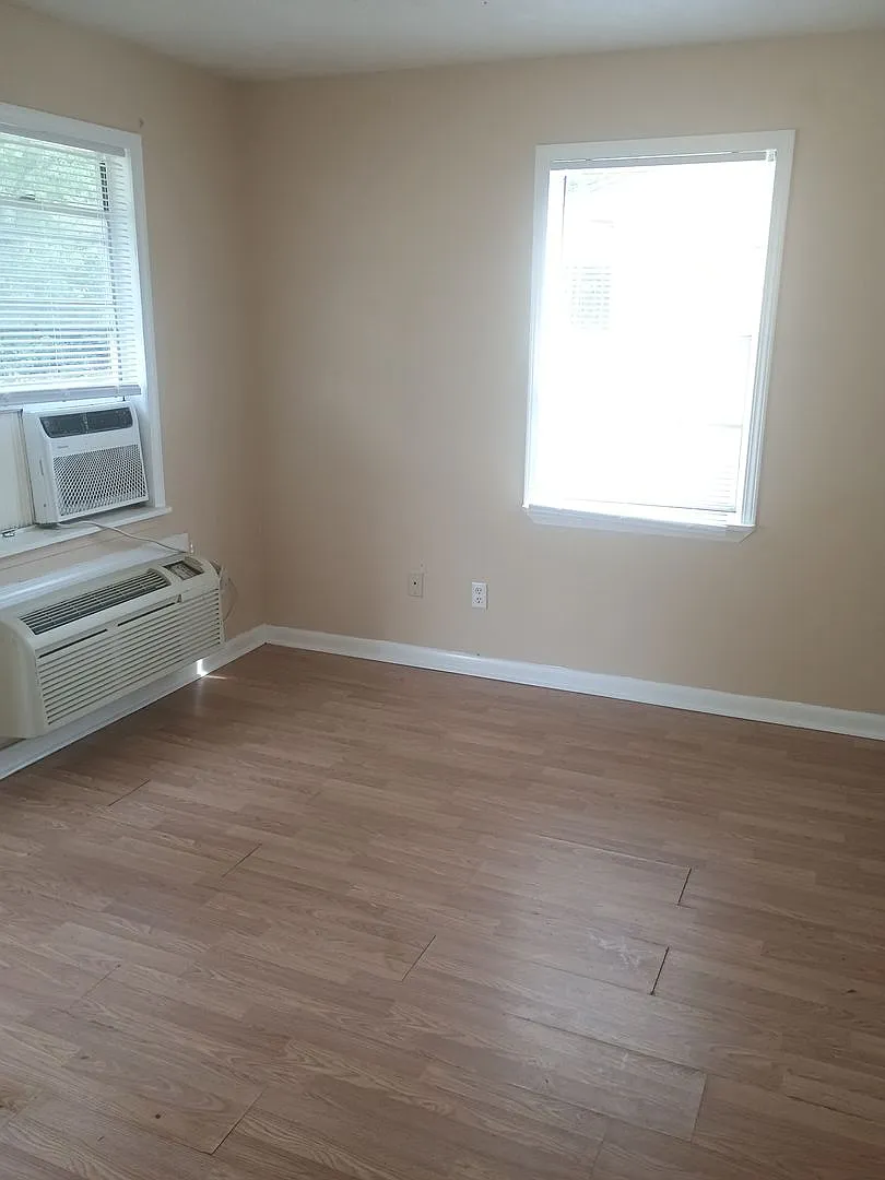 Oxford Apartments — Photo 4