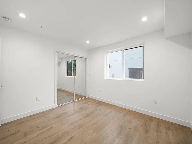 171 S Hoover St — Photo 20
