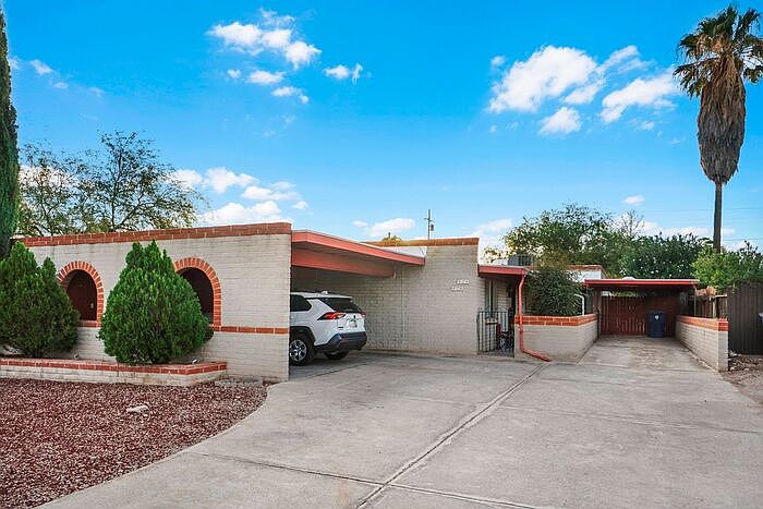 1st image of 924 N Camino Seco