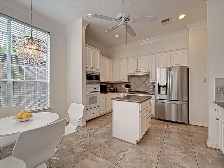 5917 Dolores St #D — Photo 12