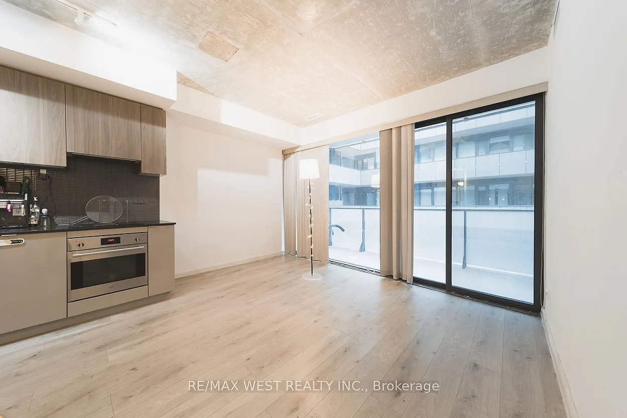 150 Redpath Condos — Photo 4
