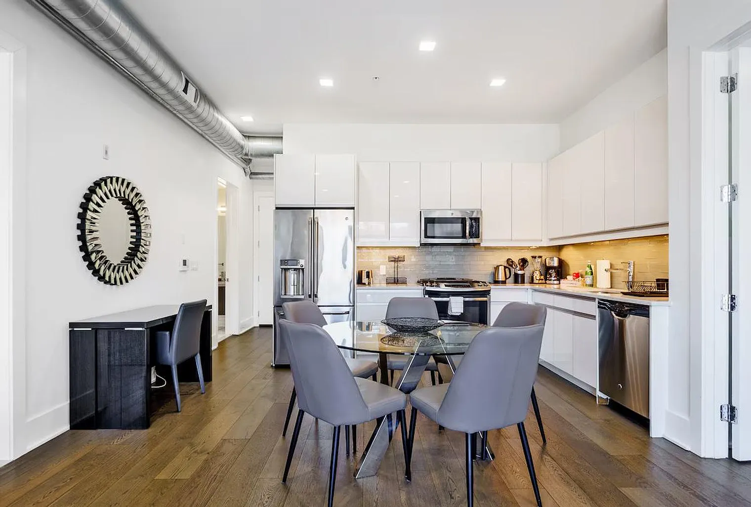 1 bed, 1.0 bath, $9,843 — Photo 2