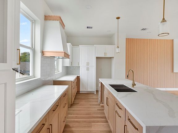4th image of 1106 Weiss St