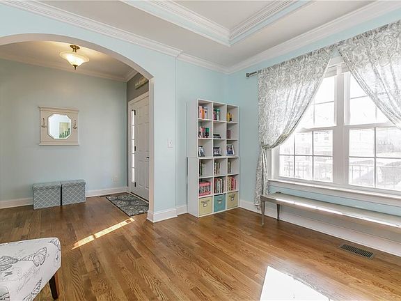 5th image of 216 Colonnade Dr