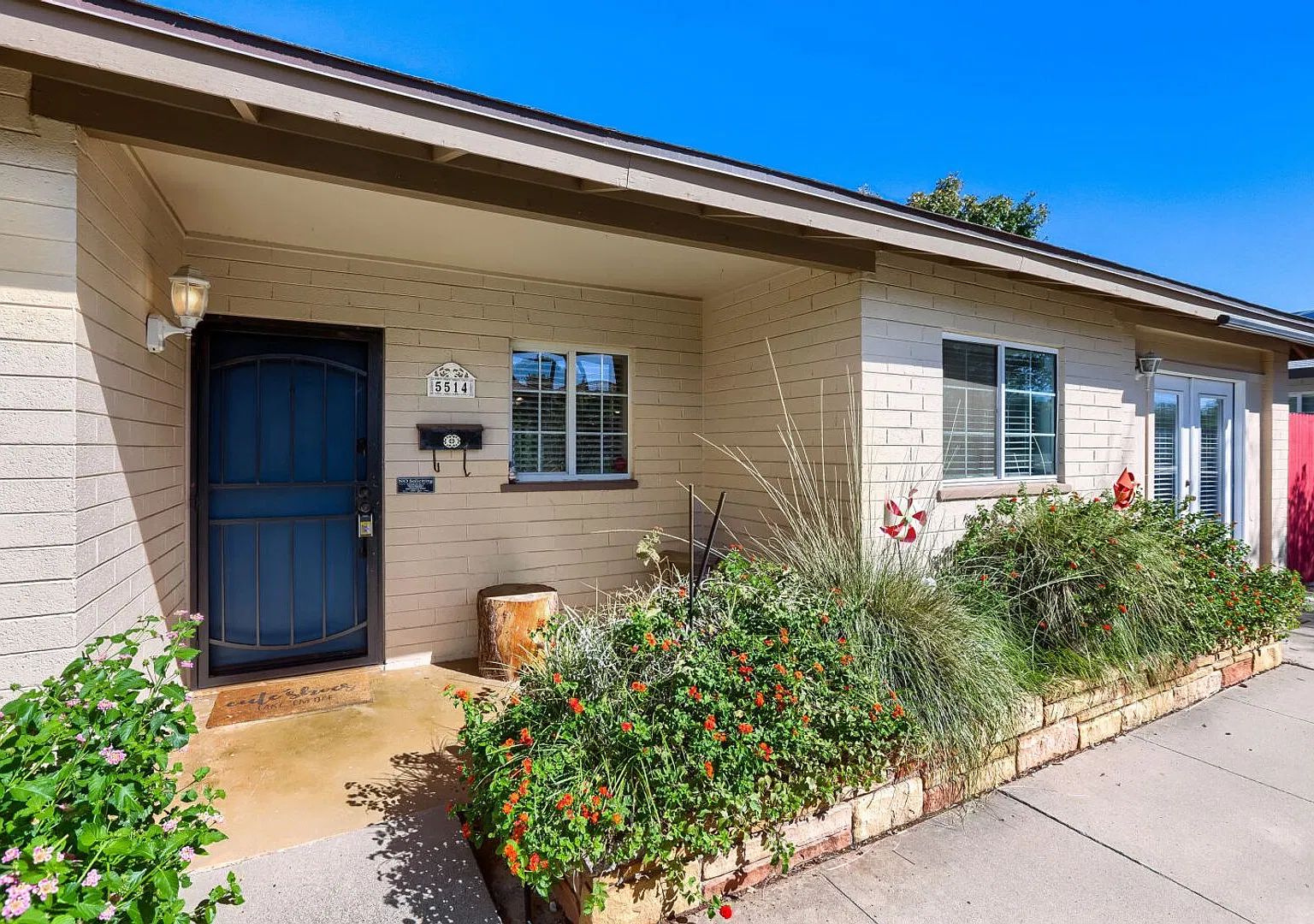 Spacious 4 bedroom house near Arcadia! Available NOW! — Photo 2