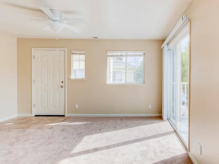 Lincoln Gardens Apartments — Photo 12