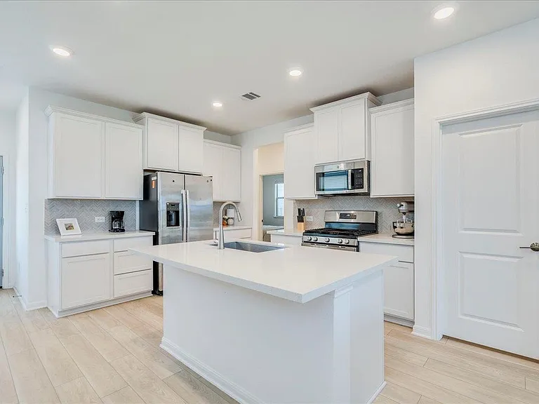 802 Papaya Dr — Photo 2