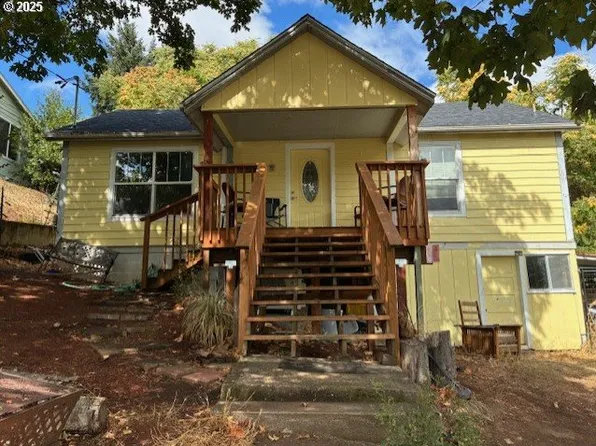 1932 NE Commercial Ave, Roseburg, OR 97470