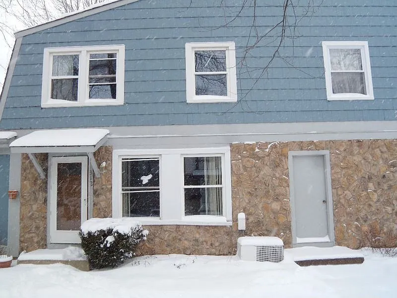 312 Farmington Ln photo 1