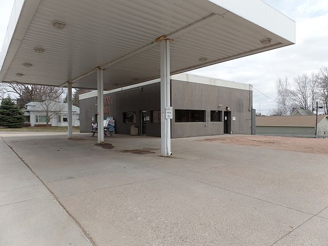 1st image of 211 E Grand Ave