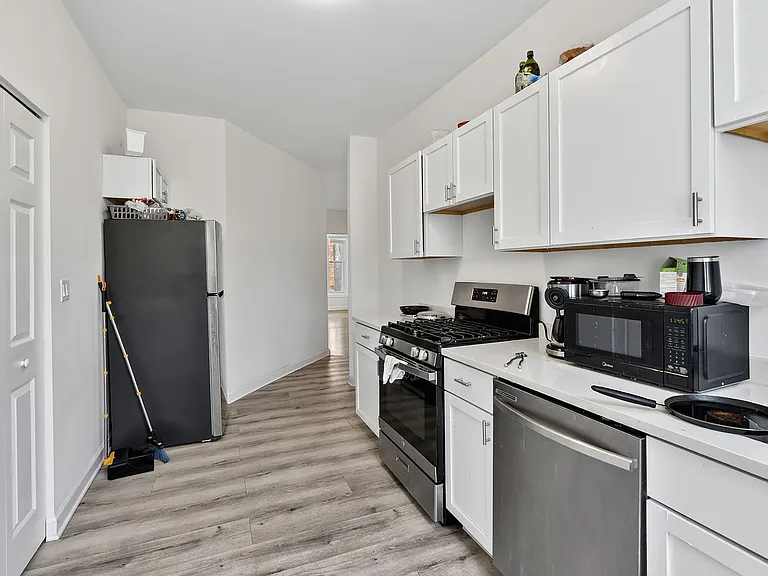 6565 N. Lakewood Renovated Rogers Park Apartments — Photo 42
