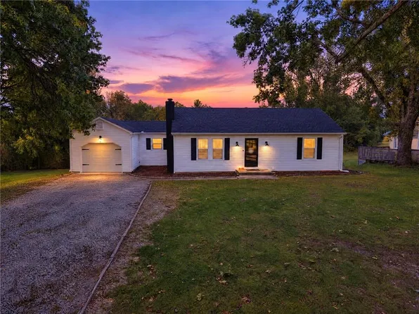 106 Dunns Ln, Richmond, MO 64085