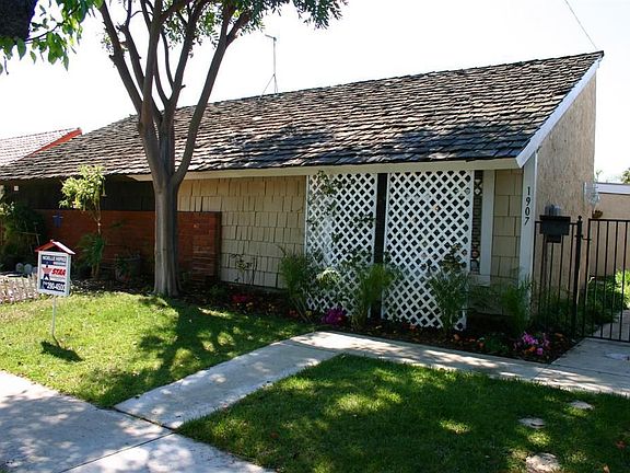 NO HOA!  1.5 miles to the Beach!