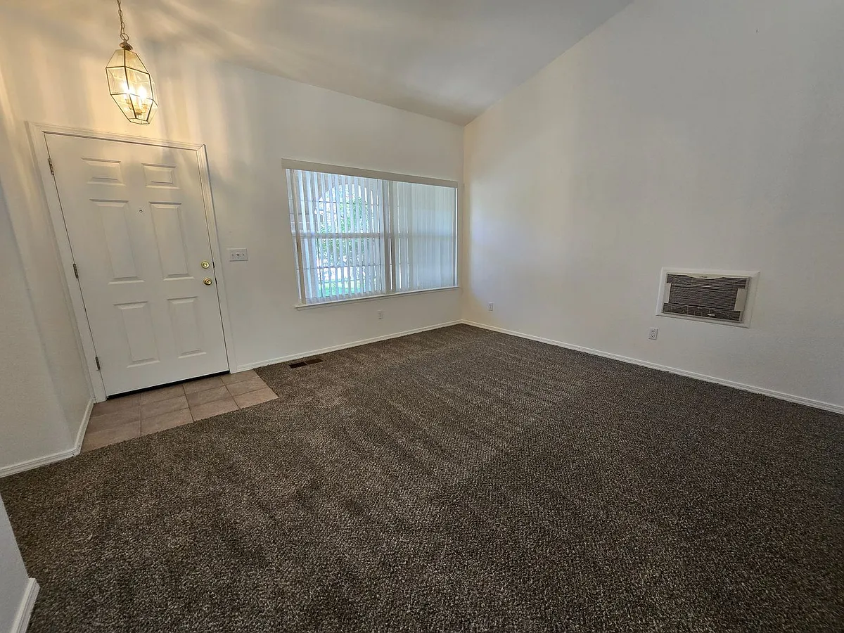 Building Photo - 1620 Westmont Ln