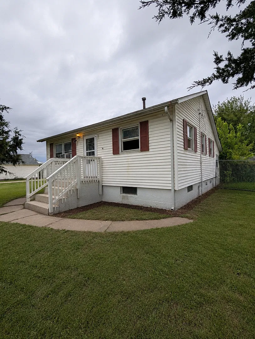 Cozy Country Style Living Just Minutes From Davenport Conveniences! — Photo 2