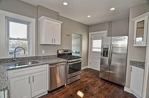4th image of 79 Cedar Rd N